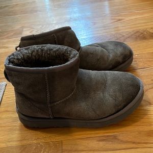 Womens size 7 grey mini ugg